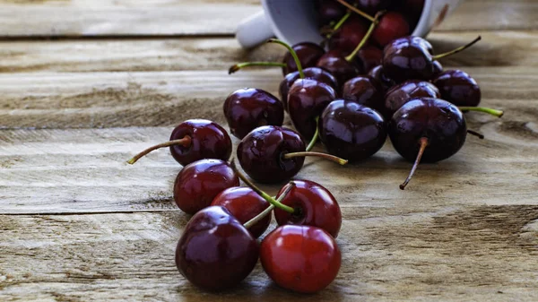 Rote Erdbeeren Mit Grünem Schwanz Auf Einem Holztisch — Stockfoto