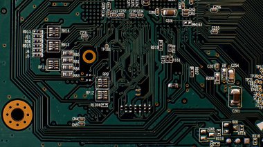 Yeşil yonga plaka farklı lehimli konektörler ile.