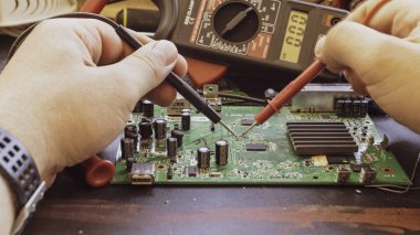 Yeşil bir taban plakası bağlantıları bir test ile seyir.