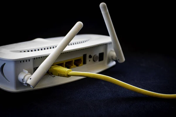 모뎀에 노란색 네트워크 케이블 — 스톡 사진