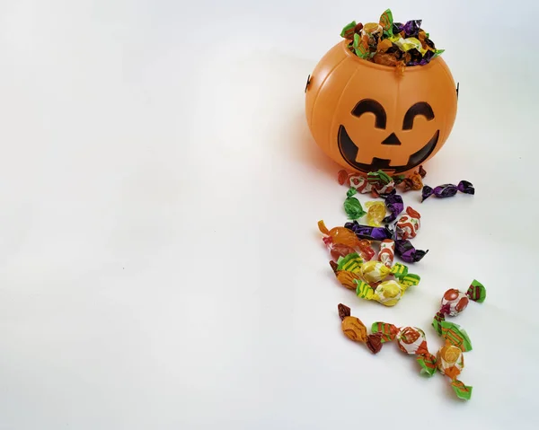 Zucca Halloween Con Caramelle Lato Con Sfondo Bianco — Foto Stock