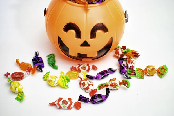 白の背景に 側でお菓子とハロウィンのカボチャ — ストック写真