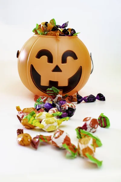 Zucca Halloween Con Caramelle Lato Con Sfondo Bianco — Foto Stock