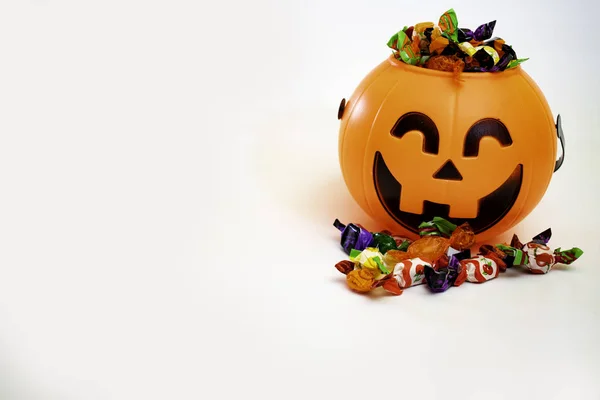 Zucca Halloween Con Caramelle Lato Con Sfondo Bianco — Foto Stock