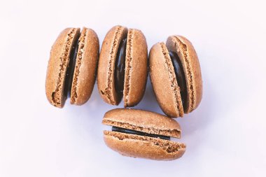 Çikolata tadında macarons beyaz bir arka plan üzerinde.