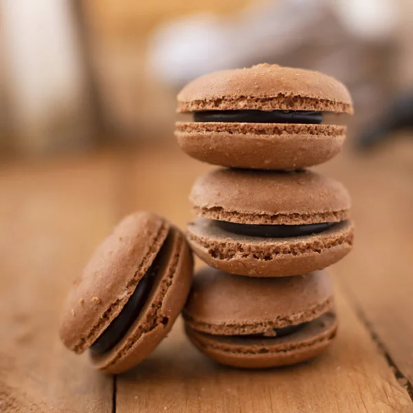 Ahşap bir masada, vintage tarzı çikolata macarons.