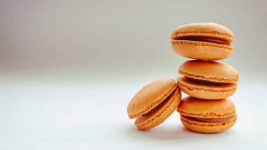 Beyaz bir arka planda Turuncu Portakal macarons.