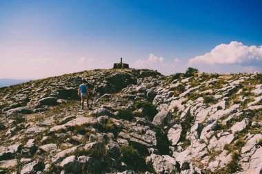 Manzara dağlar Katalonya İspanya tırmanma bir çocukla dizi.