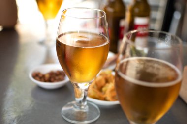 Bira gözlük bir gezinti ile arkadaş yemek yiyin plakalı.