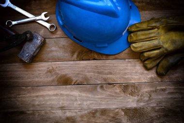 Çekiç, İngiliz anahtarları, boya fırçaları, kask ve eldiven ev onarım kavramı.