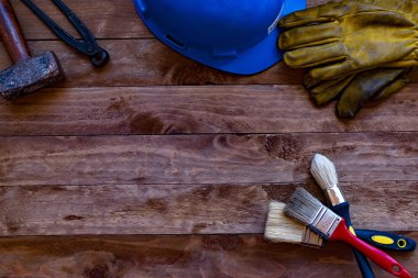 Çekiç, İngiliz anahtarları, boya fırçaları, kask ve eldiven ev onarım kavramı.