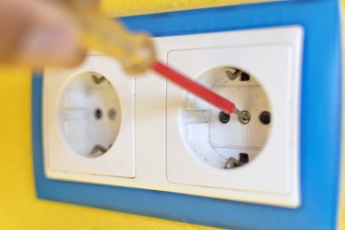 Ev içindeki elektrik fişleri kavramı onarım