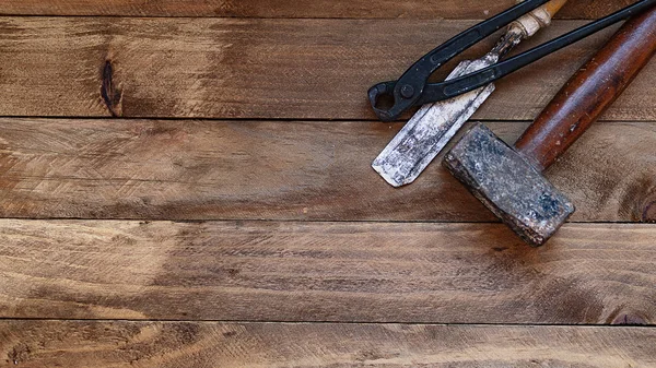 Kerpetenler, ahşap bir masa üzerinde çekiç, benlik kavramı evde yapmak.