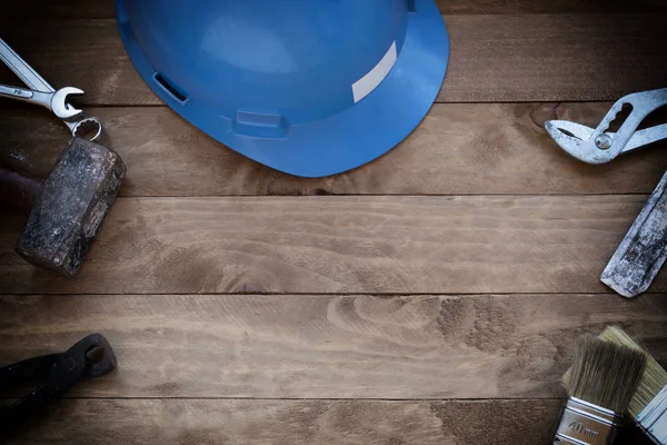 Çekiç, İngiliz anahtarları, boya fırçaları, kask ve eldiven ev onarım kavramı.