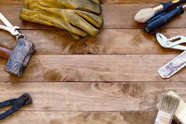 Bir tablo olarak evde bir onarım araçları.