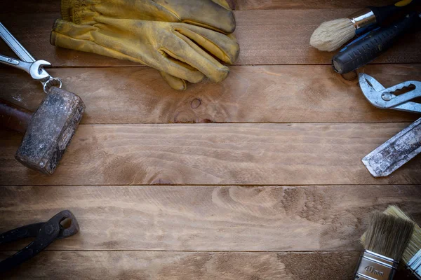 Bir tablo olarak evde bir onarım araçları.