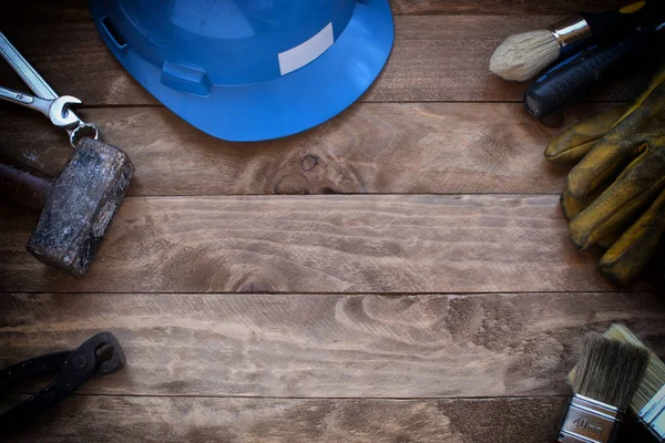 Çekiç, İngiliz anahtarları, boya fırçaları, kask ve eldiven ev onarım kavramı.