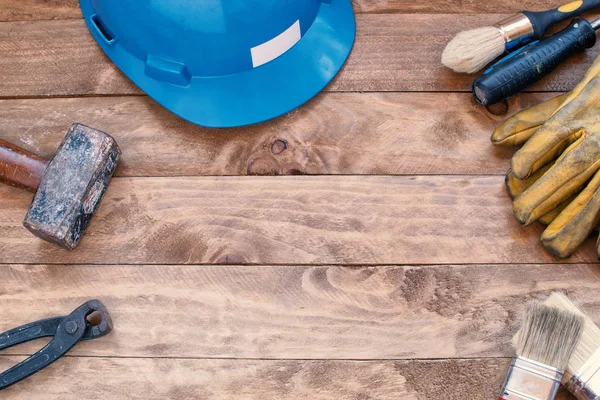 Çekiç, İngiliz anahtarları, boya fırçaları, kask ve eldiven ev onarım kavramı.
