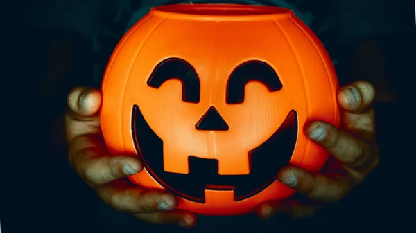 Handen Håller Pumpa Halloween Grannlåt — Stockfoto