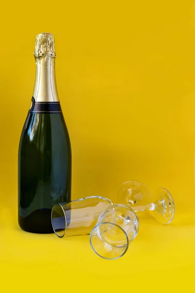 Party Concept Fles Champagne Met Gele Achtergrond Twee Glazen Van — Stockfoto