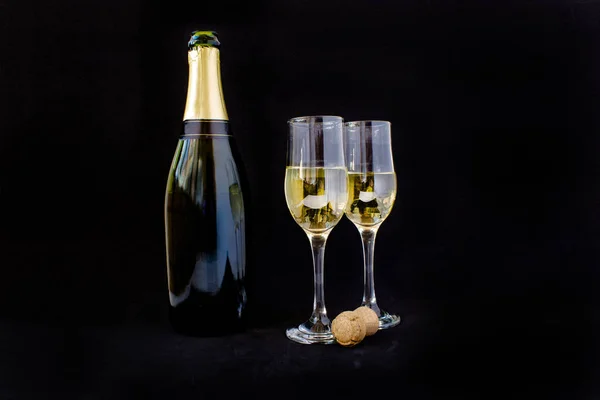Party Concept Champagnefles Met Zwarte Achtergrond Twee Volledige Champagneglazen — Stockfoto