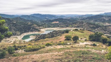 Dağ manzarası ile arka plan ve bir nehir Vadisi Ardiles bulunan dağlarda.