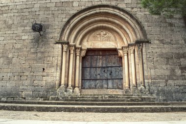 Kilise, Romanesk tarzı ile heykelcik ortakulak, dinlenme büyük harf içeren sütunlar üzerinde üç yarım puanlık archivolts tarafından çerçeveli bir portal ile çeşitli motiflerle süslenmiş.