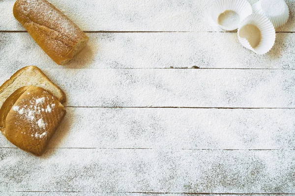 烘焙概念 面包和糕点材料在木桌上面粉 — 图库照片