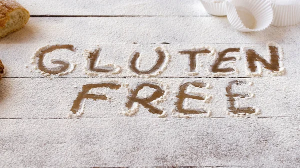 Gluten ücretsiz kavramı. Yazılı ifade gluten ücretsiz ile un ve pasta malzeme ile ahşap masa.