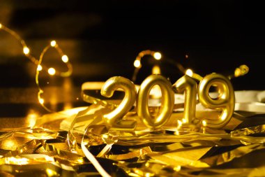 Kavram 2019. 2019 altın numaraları, üzüm ve süslemeler için yıl kutlama sonu fotoğrafı.