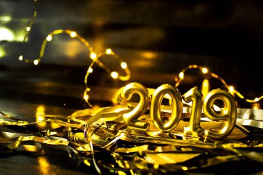 Kavram 2019. 2019 altın numaraları, üzüm ve süslemeler için yıl kutlama sonu fotoğrafı.
