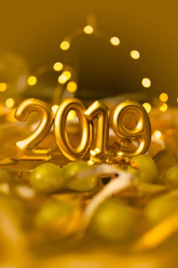 Kavram 2019. 2019 altın numaraları, üzüm ve süslemeler için yıl kutlama sonu fotoğrafı.