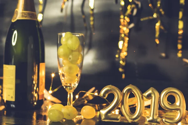 Einde Van Het Jaar Concept Glaasje Champagne Met Druiven Binnen — Stockfoto