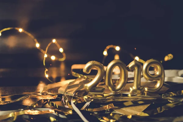 Kavram 2019. 2019 altın numaraları, üzüm ve süslemeler için yıl kutlama sonu fotoğrafı.
