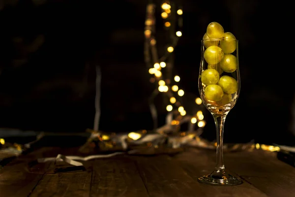 Einde Van Het Jaar Concept Glaasje Champagne Met Druiven Binnen — Stockfoto