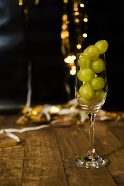 Einde Van Het Jaar Concept Glaasje Champagne Met Druiven Binnen — Stockfoto