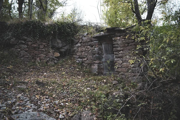 自然石で作られた住宅の解体風景 — ストック写真