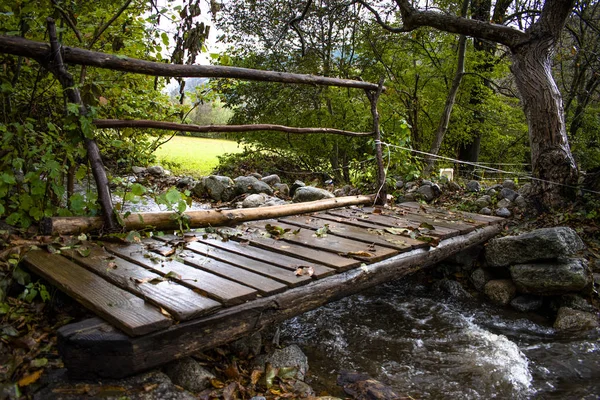 Puente Madera Hecho Troncos Creando Pasaje Para Cruzar Río —  Fotos de Stock