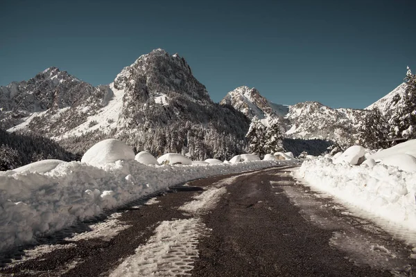 Speed Concept Motorvägen Som Går Mellan Ett Snöigt Landskap — Stockfoto