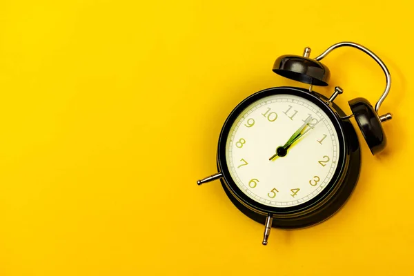 Reloj Despertador Negro Sobre Fondo Amarillo Tiempo Del Concepto — Foto de Stock