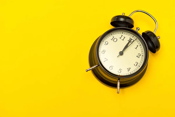 Reloj Despertador Negro Sobre Fondo Amarillo Tiempo Del Concepto — Foto de Stock