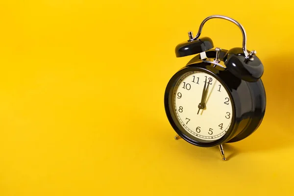 Relógio Alarme Preto Fundo Amarelo Hora Conceito — Fotografia de Stock