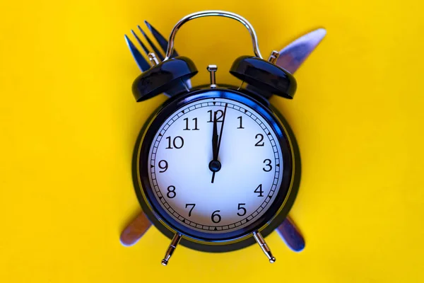 Conceito Tempo Dieta Relógio Alarme Preto Garfo Uma Faca Prata — Fotografia de Stock