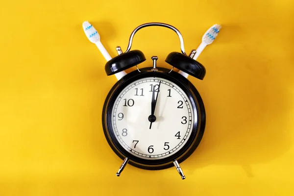 Concepto Higiene Dental Reloj Despertador Negro Con Dos Cepillos Dientes — Foto de Stock