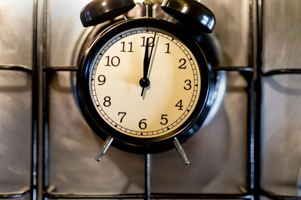 烹饪时间概念 厨房炉子上的黑色闹钟 — 图库照片