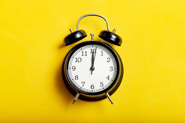Reloj Despertador Negro Sobre Fondo Amarillo Tiempo Del Concepto — Foto de Stock
