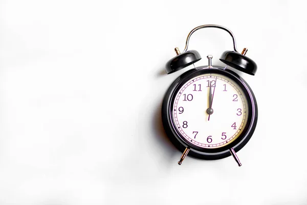 Reloj Despertador Negro Sobre Fondo Blanco Tiempo Del Concepto — Foto de Stock