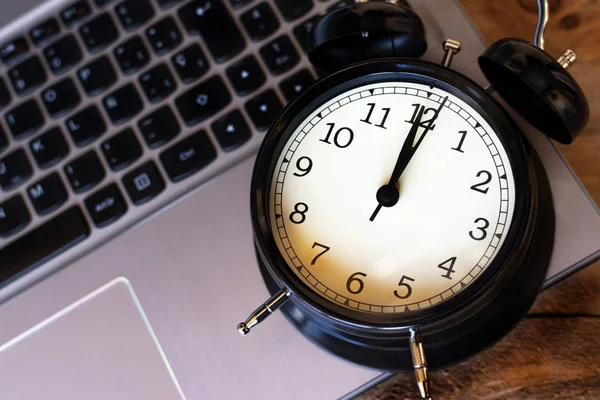 Concepto Tiempo Para Estar Ordenador Reloj Despertador Negro Portátil — Foto de Stock