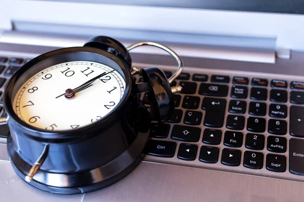 Concepto Tiempo Para Estar Ordenador Reloj Despertador Negro Portátil — Foto de Stock