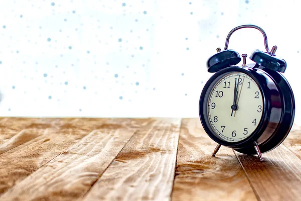 Relógio Preto Uma Mesa Madeira Velha Marcando Doze Horas — Fotografia de Stock